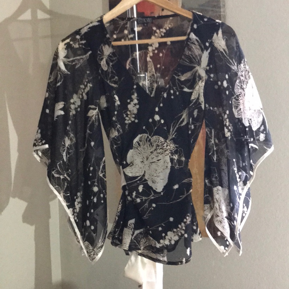 Butterfly loose cut sleeve blouse